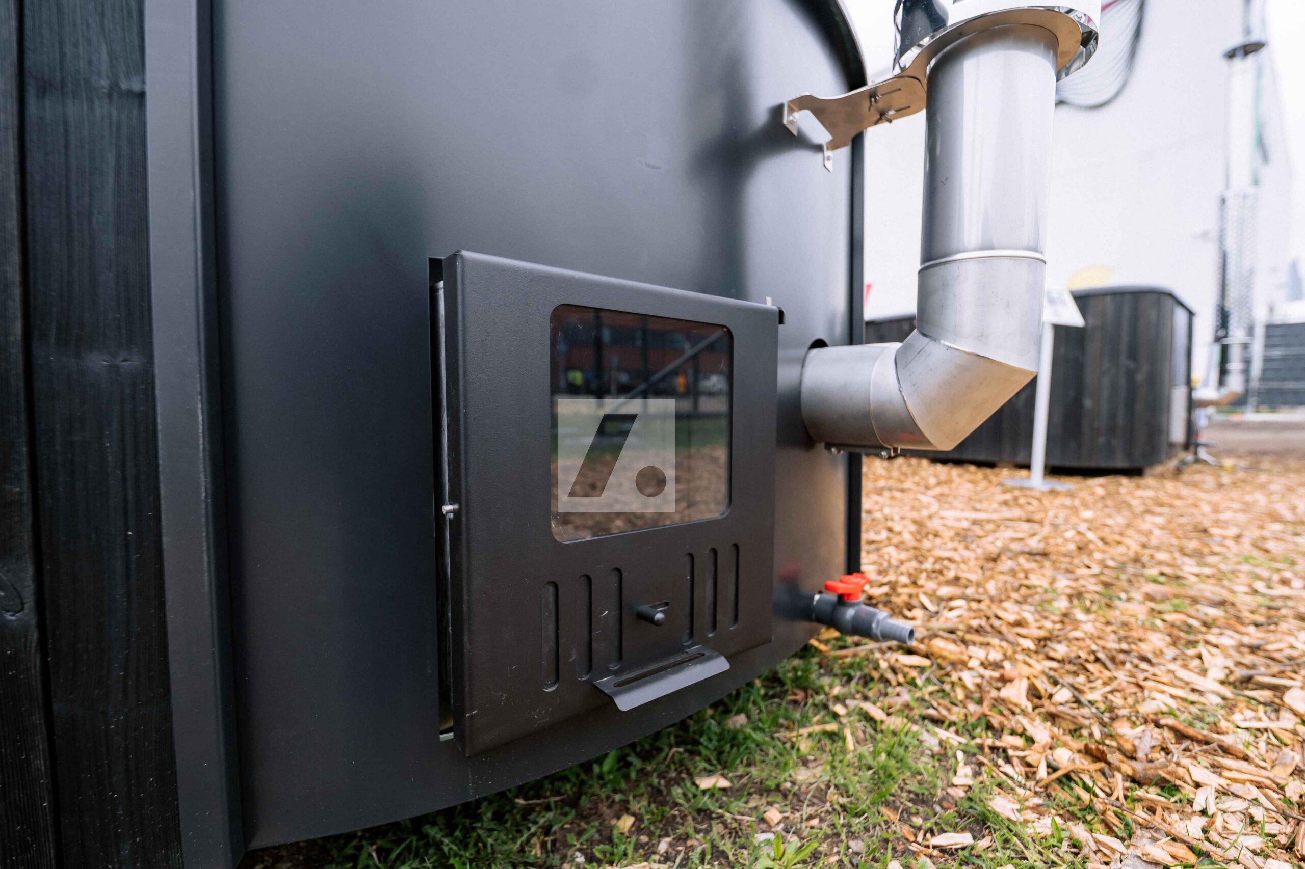 Kümblustünn DeLux 200 "Black Edition" integreeritud ahjuga