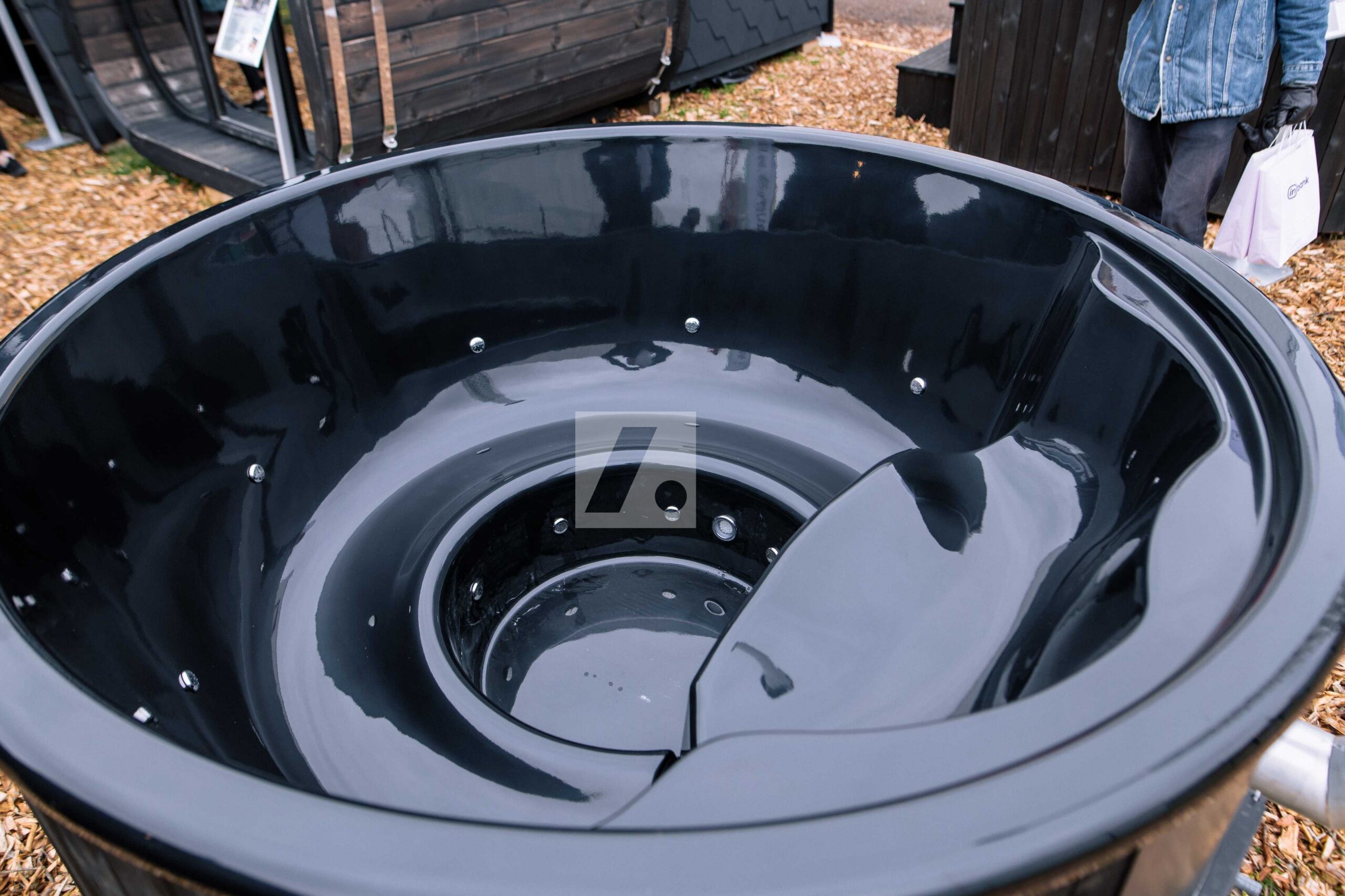 Kümblustünn DeLux 200 "Black Edition" integreeritud ahjuga